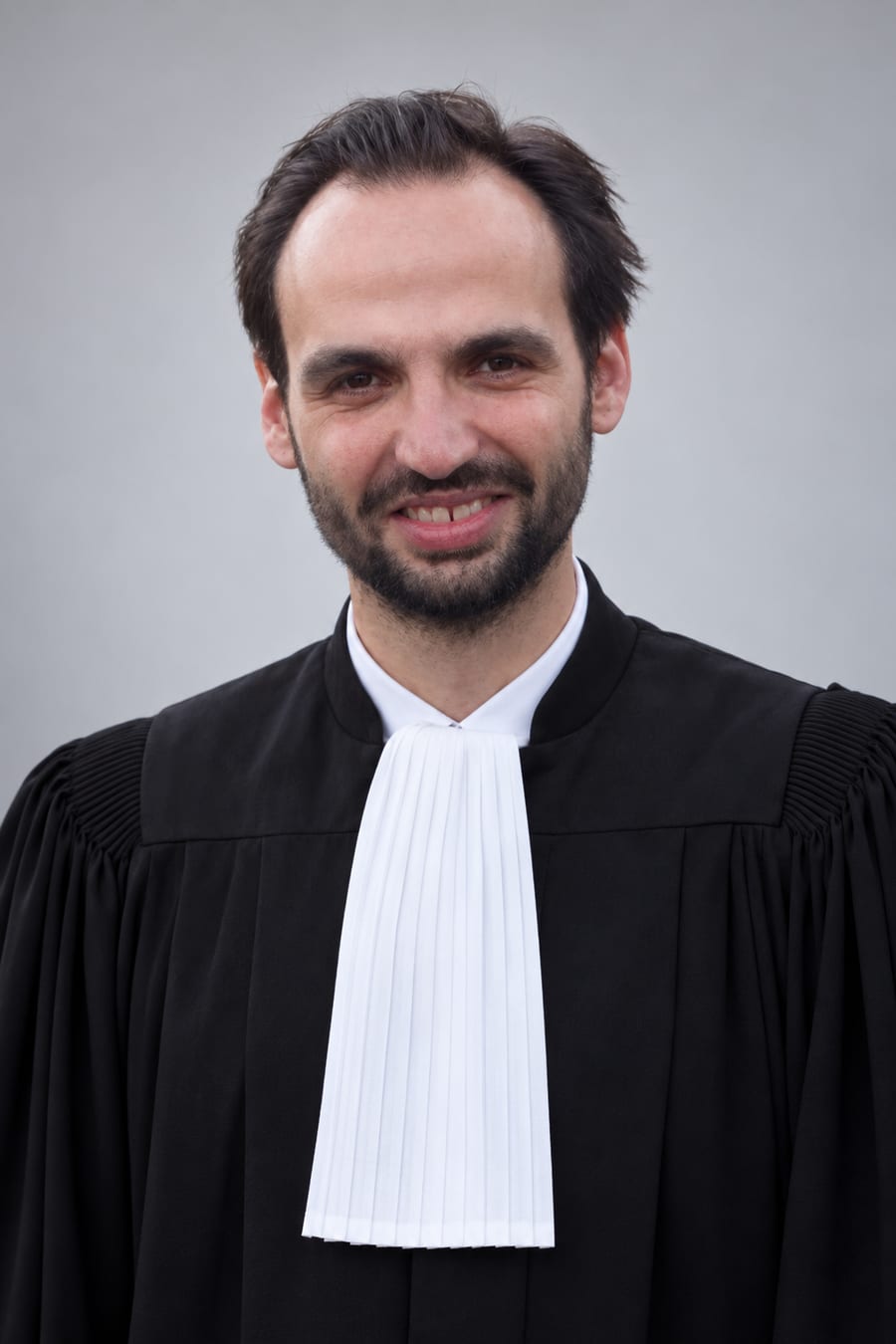 Maître Fabio Lhote, avocat au Barreau de Paris, en robe d'audience